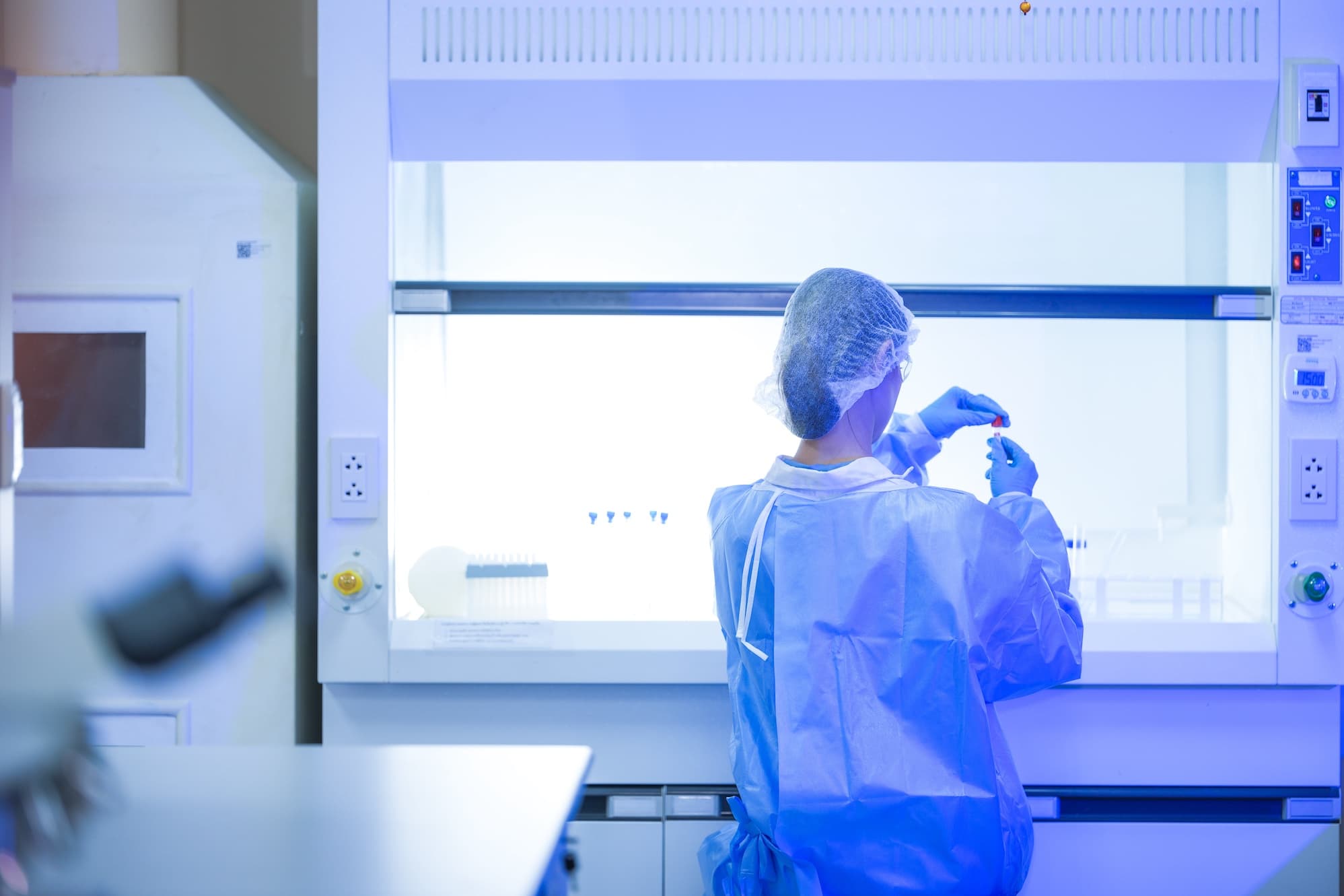 Bezpieczeństwo w laboratorium chemicznym - checklista wyposażenia 1 adobestock 2170106793